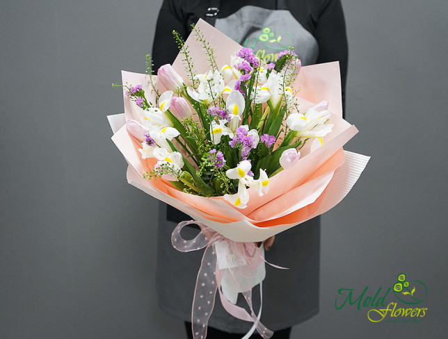 Букет с белыми ирисами и тюльпанами Фото